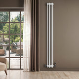 Radiador tradicional blanco de 4 columnas, elegante y alto, instalado en una pared junto a una ventana con luz natural