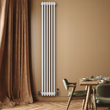 Radiador tradicional de 4 columnas en color blanco, montado en pared, con diseño elegante que complementa un ambiente moderno y acogedor
