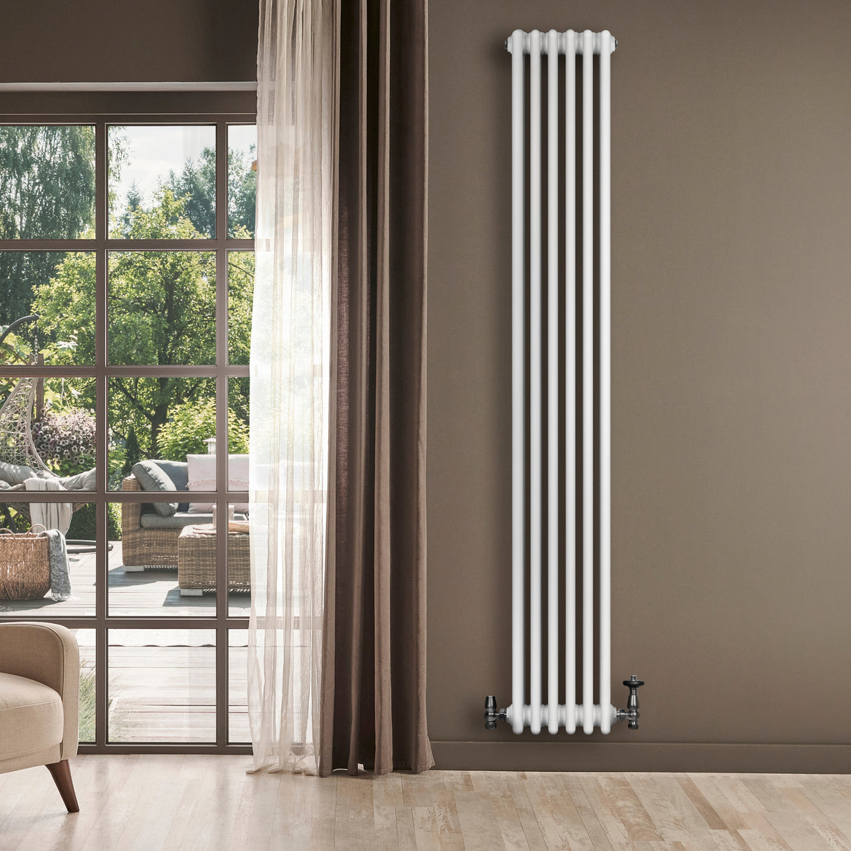 Radiador tradicional de 4 columnas en color blanco, instalado en pared, con diseño elegante y moderno, ideal para calefacción eficiente