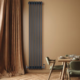 Radiador tradicional de 4 columnas en gris antracita, montado en pared, con un diseño elegante y acabado mate, ideal para decoración moderna