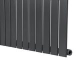 Radiador de columna única en gris antracita, con diseño moderno y líneas rectas, ideal para espacios contemporáneos y elegantes