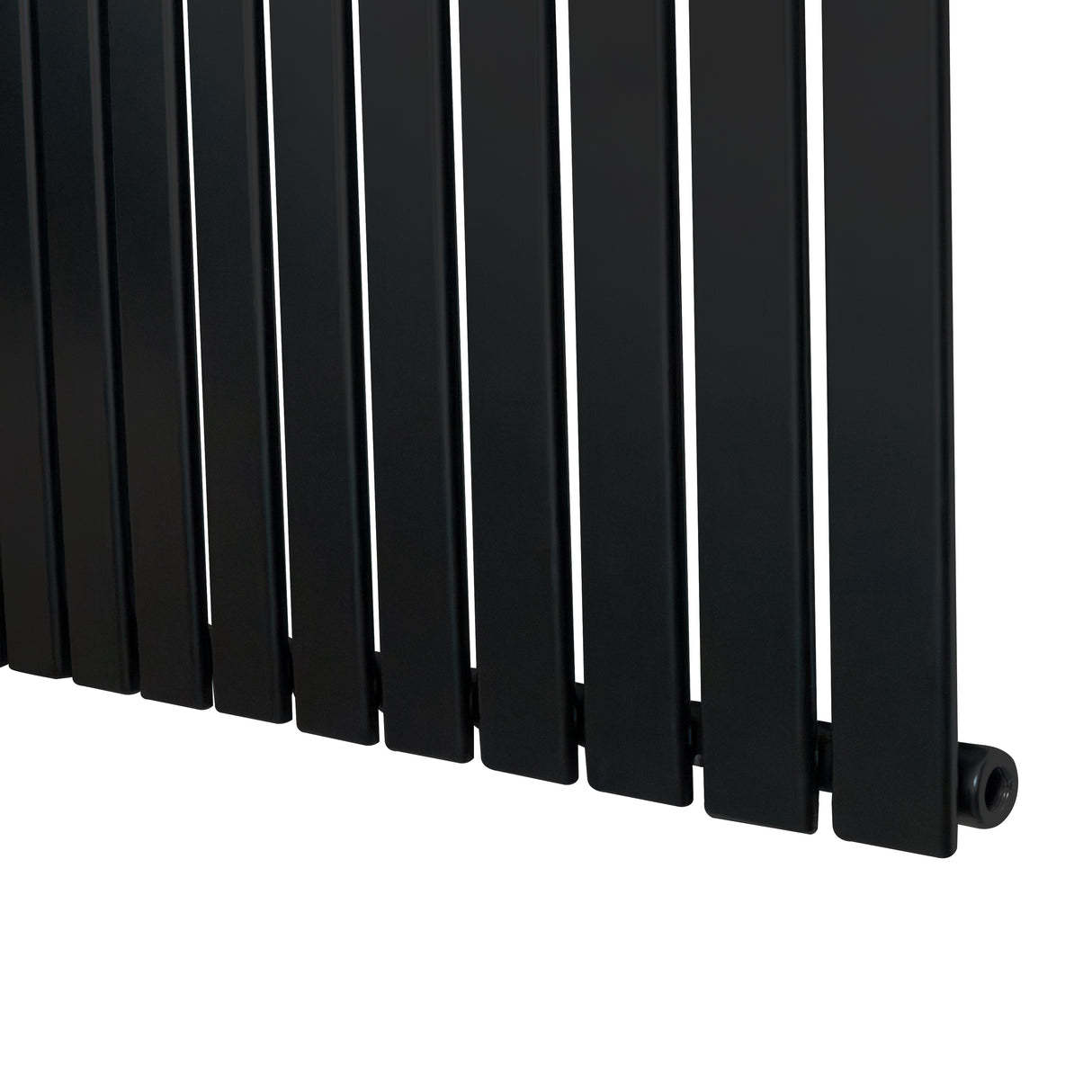 Radiador de columna única en color negro, con diseño elegante y acabado liso, mide 600 mm x 700 mm, ideal para espacios modernos