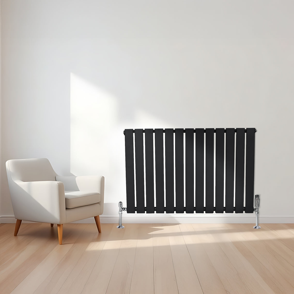 Radiador de columna única negro de 600 mm x 910 mm, con diseño moderno y líneas rectas, instalado en pared junto a una silla clara