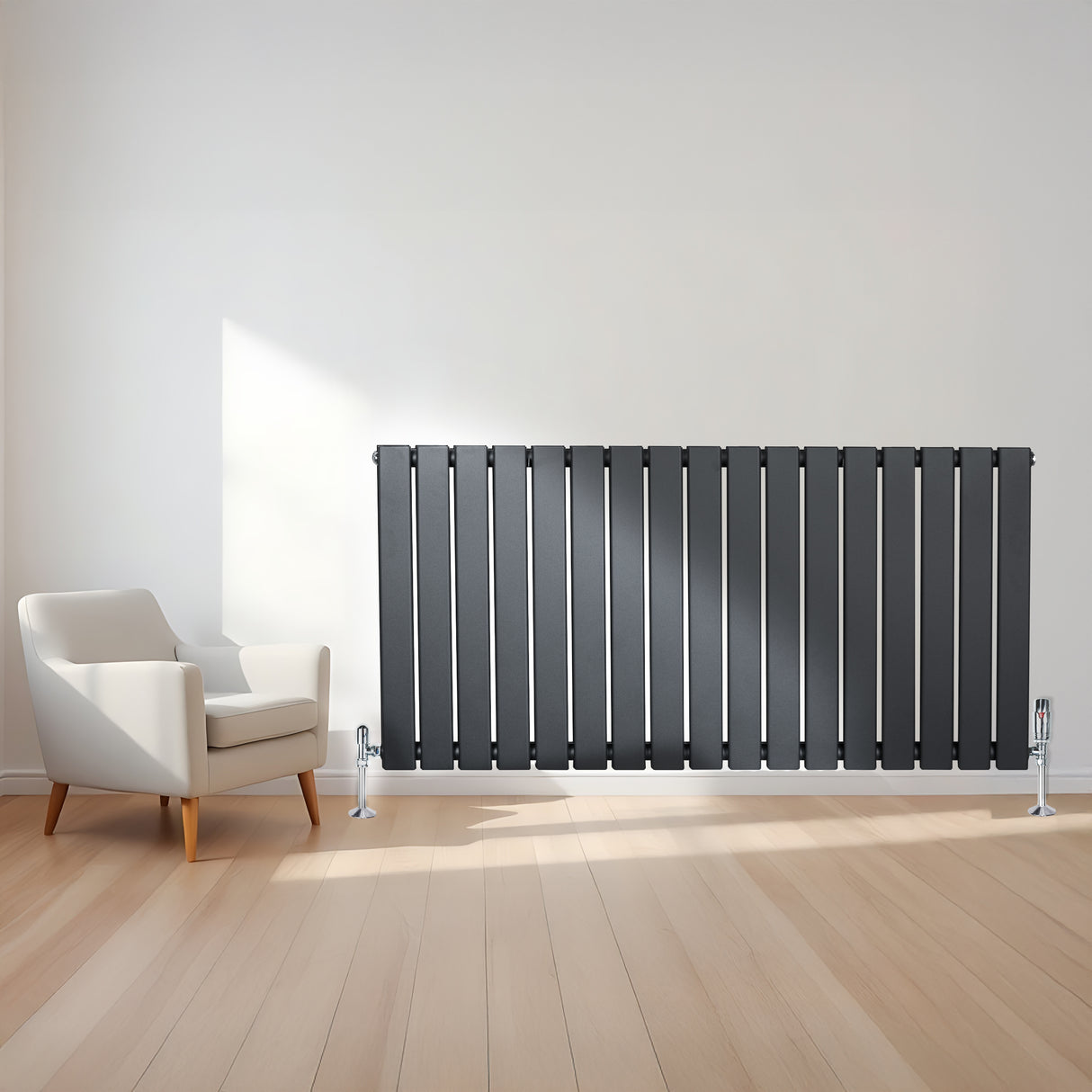 Radiador de columna única en gris antracita, con diseño vertical y acabado liso, situado junto a una silla moderna en un ambiente luminoso