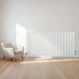 Radiador de columna única blanco de 600 mm x 1190 mm, con diseño elegante y líneas rectas, instalado en una pared clara junto a una silla moderna