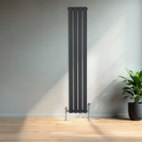 Radiador de columna única gris antracita de 1600 mm x 280 mm, con un diseño moderno y elegante, instalado en una pared clara
