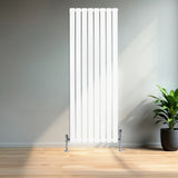 Radiador de columna blanca de 1600 mm x 560 mm, con diseño vertical y acabado liso, ubicado en un ambiente moderno con planta decorativa