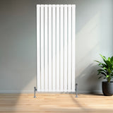 Radiador de columna única blanco de 1600 mm x 700 mm, con diseño vertical y acabado liso, instalado en una pared moderna con luz natural