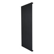 Radiador de columna única negro de 1600 mm x 700 mm, con un diseño vertical y acabado liso que aporta elegancia y calidez al espacio