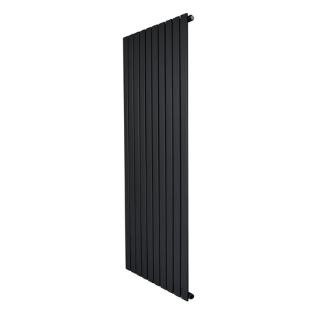 Radiador de columna única negro de 1600 mm x 700 mm, con un diseño vertical y acabado liso que aporta elegancia y calidez al espacio