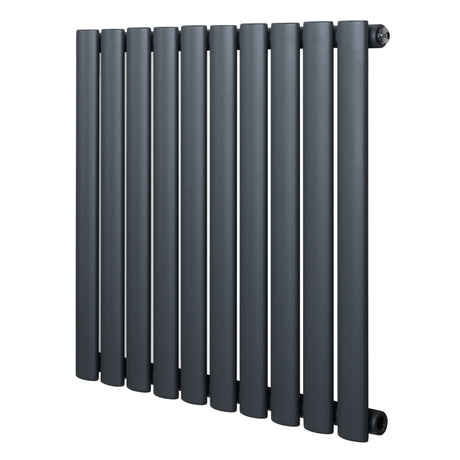 Radiador de columna ovalado en gris antracita, con diseño moderno y acabado mate, ideal para calefacción eficiente en espacios interiores