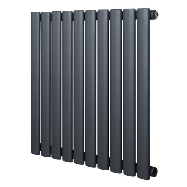 Radiador de columna ovalado en gris antracita, con diseño moderno y acabado mate, ideal para calefacción eficiente en espacios interiores