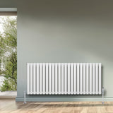Radiador de columna ovalado blanco de 600 mm x 1440 mm, con diseño elegante y acabado liso, instalado en una pared gris clara