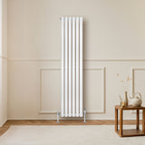 Radiador de columna ovalado blanco de 1600 mm x 360 mm, con acabado brillante y diseño elegante, instalado en pared clara