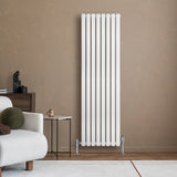 Radiador de columna ovalado blanco de 1600 mm x 480 mm, con acabado liso y moderno, instalado en pared de color marrón claro