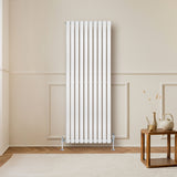 Radiador de columna ovalado blanco de 1600 mm x 600 mm, con acabado brillante y diseño moderno, instalado en una pared clara