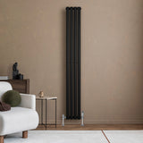 Radiador de columna ovalado negro de 1800 mm x 240 mm, con un diseño elegante y moderno, instalado en una pared beige clara