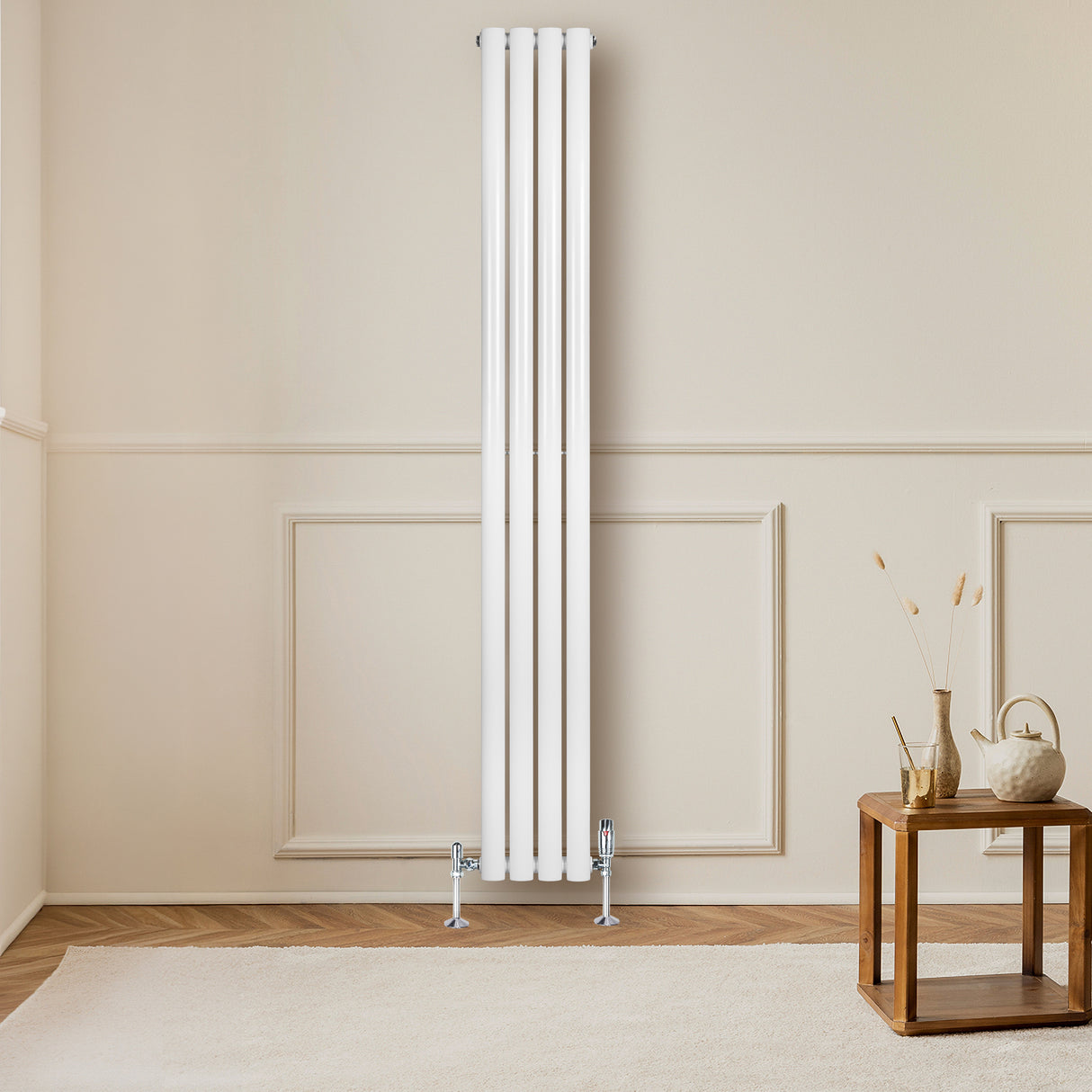 Radiador de columna ovalado blanco de 1800 mm x 240 mm, con un diseño elegante y moderno, instalado en una pared clara junto a una mesa de madera
