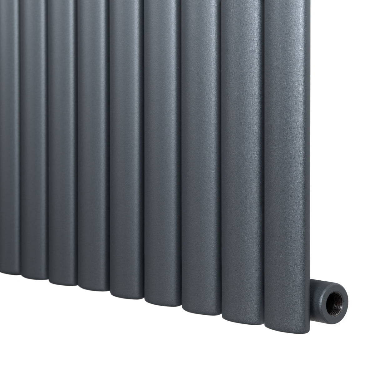 Radiador de columna ovalado en gris antracita, con un diseño moderno y acabado mate, ideal para calefacción eficiente en espacios elegantes