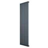 Radiador de columna ovalado en gris antracita, con un diseño elegante y moderno, mide 1800 mm de alto y 480 mm de ancho