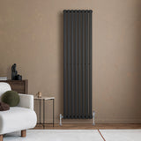 Radiador de columna ovalado negro de 1800 mm x 480 mm, con diseño elegante y acabado mate, instalado en una pared beige