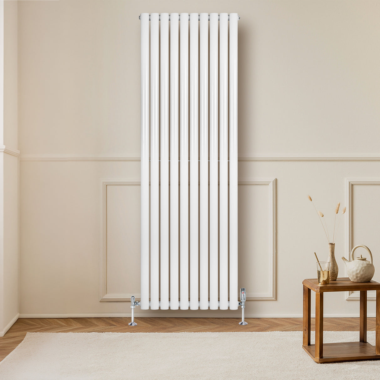 Radiador de columna ovalado blanco de 1800 mm x 600 mm, con acabado liso y elegante, instalado en una pared clara junto a una mesa de madera