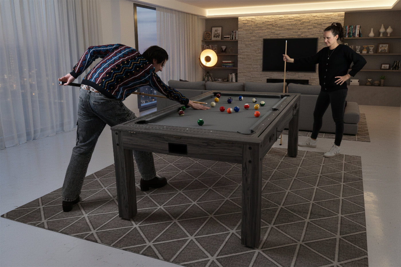 Pareja jugando al billar en una sala moderna, con mesa de billar gris y bolas de colores, luz suave y decoración elegante