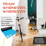 Rodillo de fluido Velo Pro negro sobre un suelo de madera clara, ideal para proteger superficies durante el ejercicio en casa