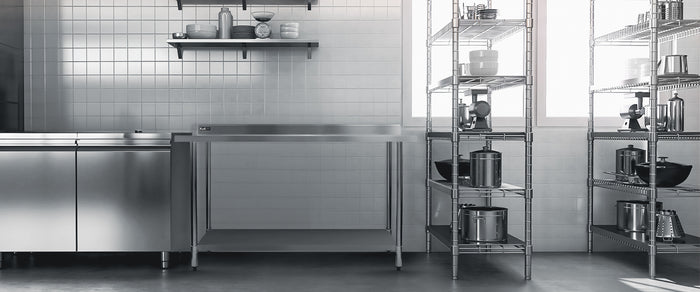 Cocina moderna con estanterías de acero inoxidable, utensilios de cocina y una superficie de trabajo limpia y brillante