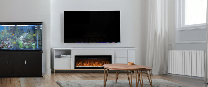 Sala moderna con televisor grande, mueble blanco, chimenea eléctrica y acuario con peces coloridos, todo en un ambiente acogedor