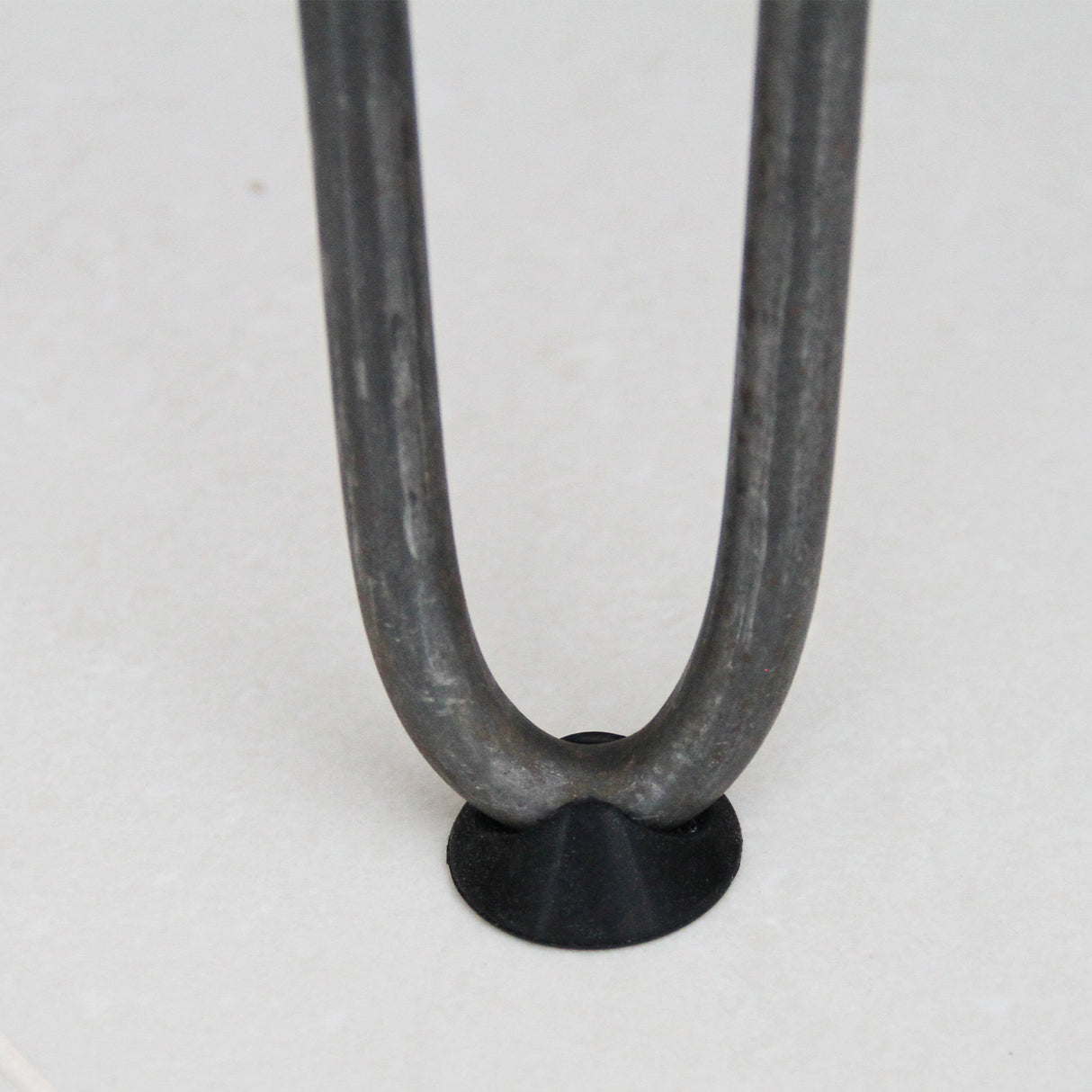 Protectores de patas de horquilla de 12 mm en color negro, con forma cónica y superficie lisa, ideales para proteger suelos
