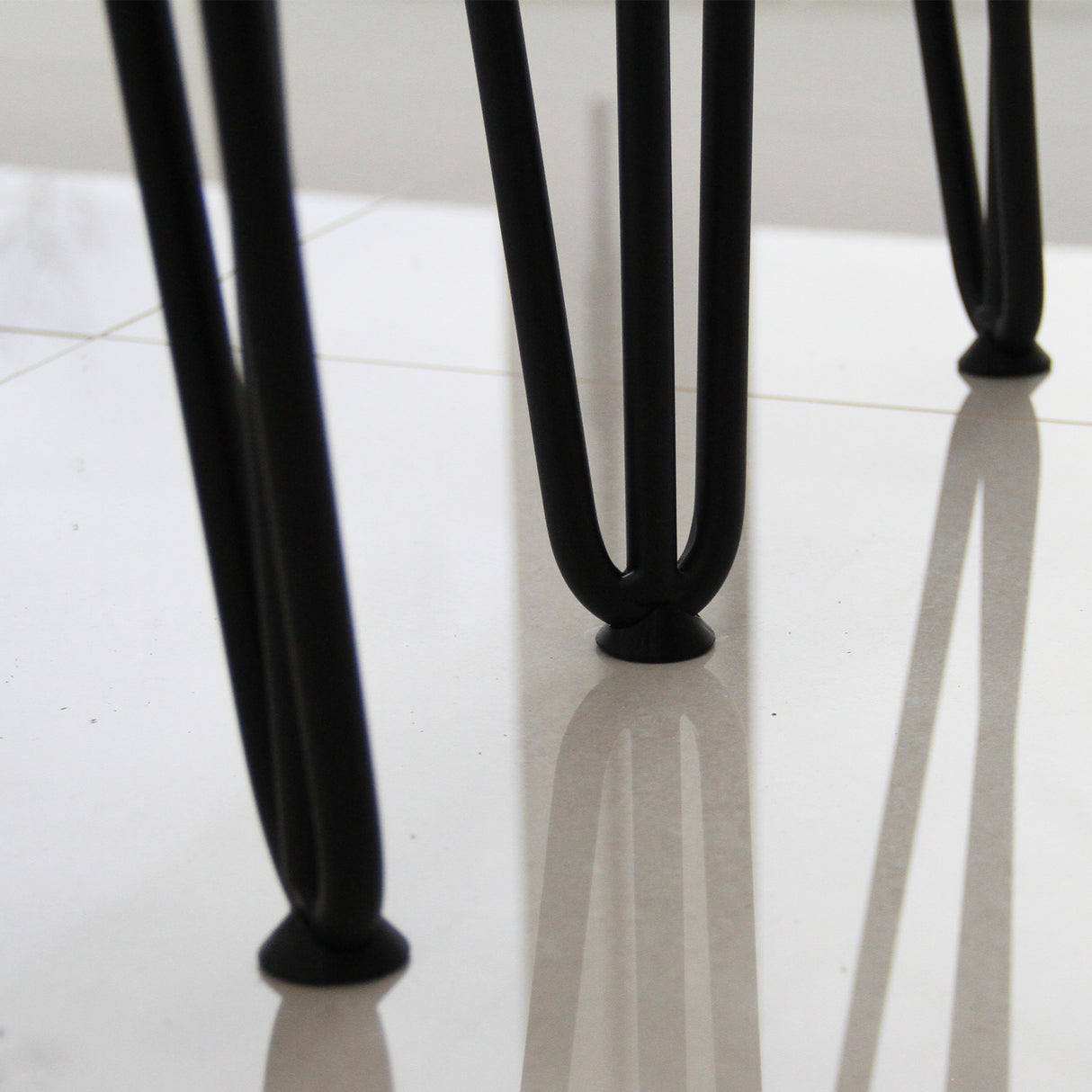 Protectores de patas de horquilla de 12 mm en color negro, con un diseño elegante y superficie lisa, ideales para muebles modernos