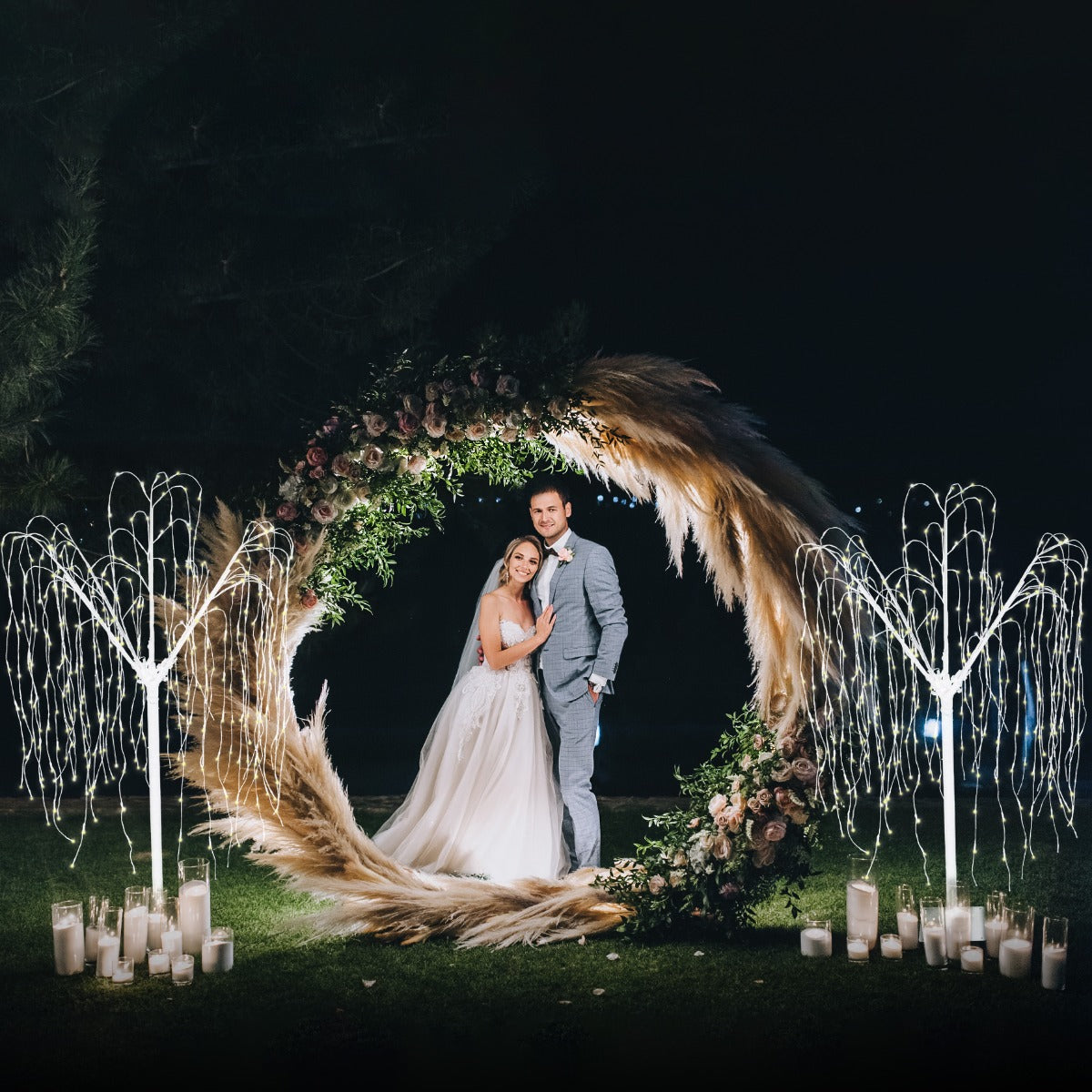 Arco de Boda – Blanco y 2x Sauce llóron de 240cm con Luces Blancas Cálidas